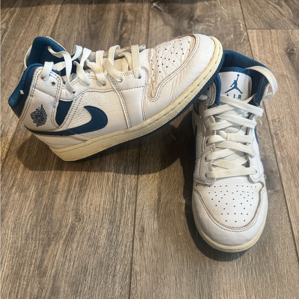 Boy’s Air Jordan 1 Mid SE Sneakers
